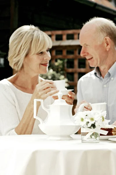 Senior Couple Having Tea Ime Together — Stock fotografie