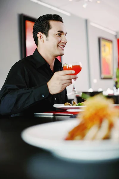 Homem Desfrutando Sua Refeição Restaurante — Fotografia de Stock
