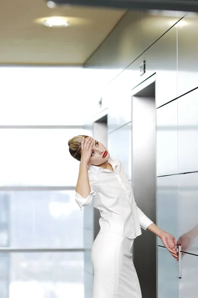 Businesswoman Waiting Elevator — Stock Photo, Image