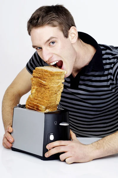 Homem Tentando Comer Uma Pilha Torradas — Fotografia de Stock