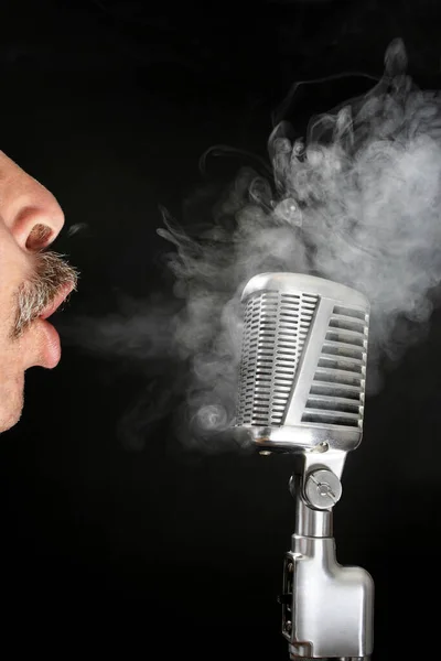 Homme Soufflant Fumée Cigarette Microphone — Photo