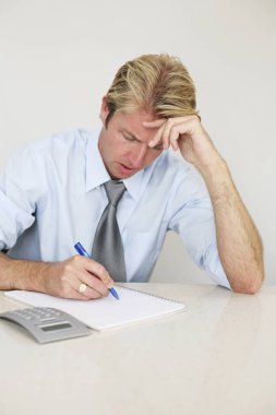 İş adamı harcamalarını görünce kaşlarını çatıyor.