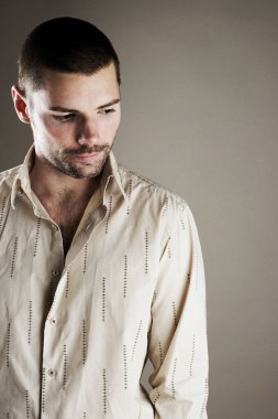 Kameraya poz veren adam.