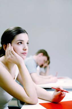 Sınıfta hayal kuran bir kadın