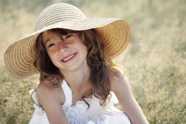 Gülümseyen kız şapkalı.