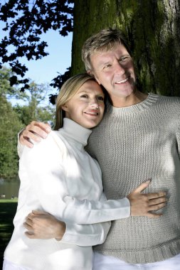 Sarılırken gülümseyen bir çift