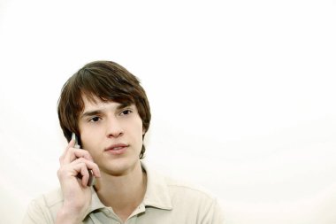 Cep telefonundaki adam konuşuyor.