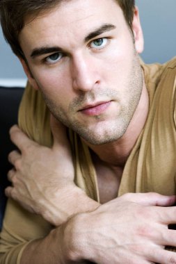 Bir adam kameraya bakıyor.