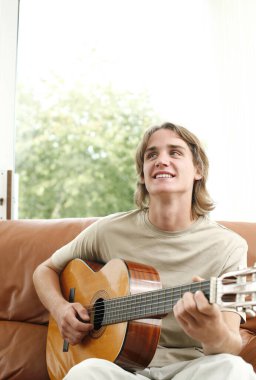Gitar çalan genç adam.