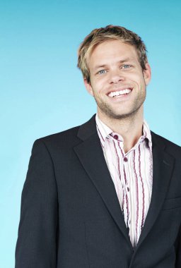 Gülümseyen adam, stüdyo çekimi.