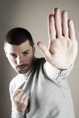 Dur işareti gösteren bir adam