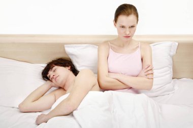 Adam karısı somurturken uyuyor.