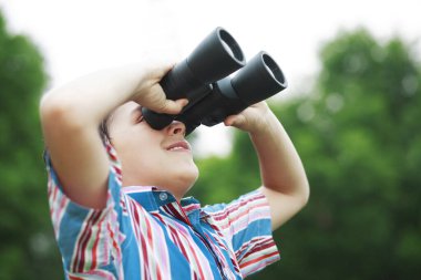 Dürbünlü gözlüklü genç çocuk.