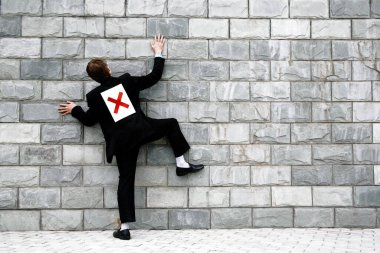 Sırtında haç olan bir iş adamı.