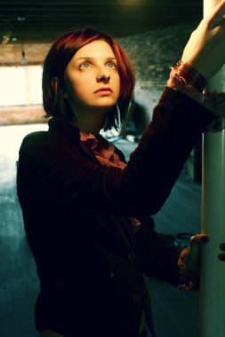 Bir kadın direğe bakıyor.