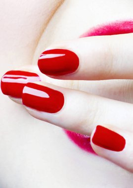 Kırmızı renkli tırnakları kapatın.