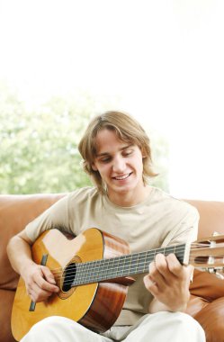 Gitar çalan genç adam.