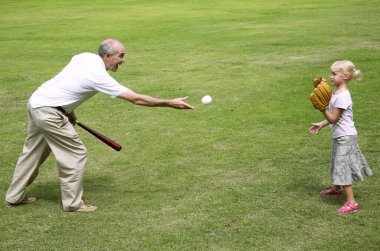 Baba kız beysbol oynuyorlar.