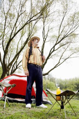 Parkta kamp yapan adam.