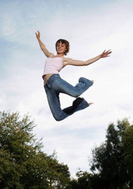 Havaya sıçrayan kız