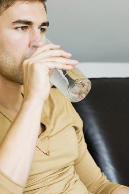 Bir bardak su içen adam