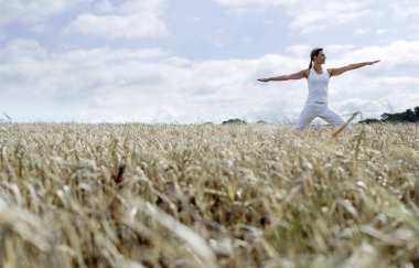 Yoga Çalışan Genç Kadın