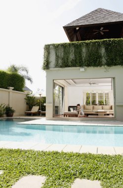 Oturma odasında dizüstü bilgisayar kullanan kadın.