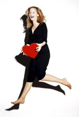 Kırmızı kalpli bir iş kadını