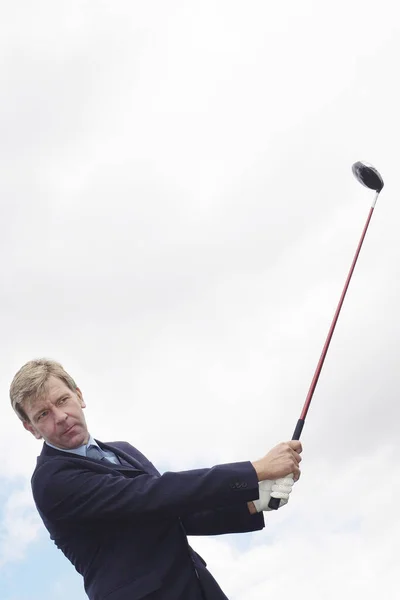 Pewny Siebie Biznesmen Grający Golfa — Zdjęcie stockowe