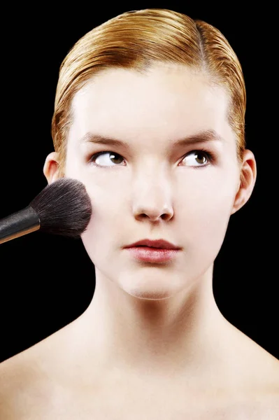 Donna Che Applica Blusher Sulla Guancia — Foto Stock