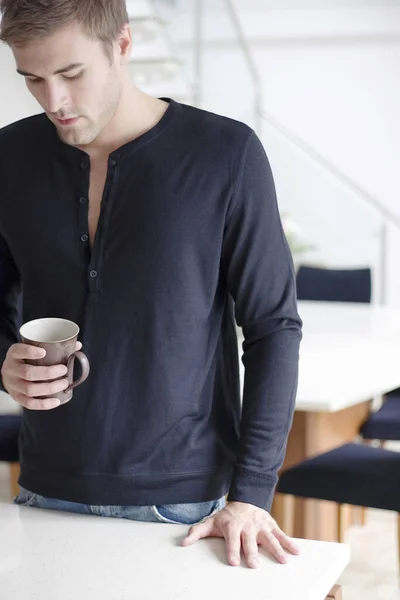 Hombre Sosteniendo Una Taza —  Fotos de Stock