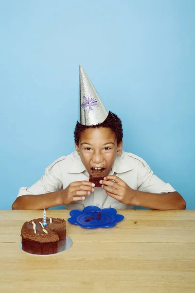 Menino Com Chapéu Festa Comer Bolo — Fotografia de Stock