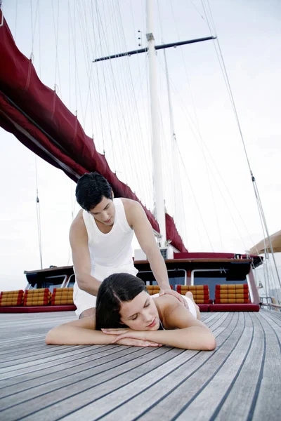 Ragazzo Che Massaggio Alla Sua Ragazza — Foto Stock