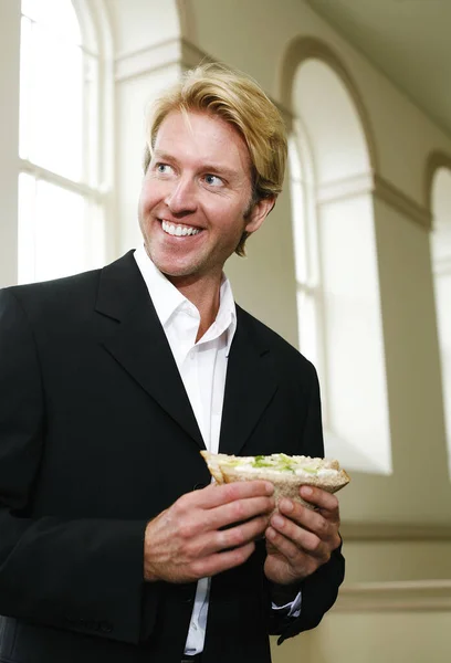 Zakenman Die Een Sandwich Vasthoudt — Stockfoto