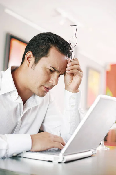 Man Rust Zijn Hoofd Tijdens Het Gebruik Van Laptop — Stockfoto