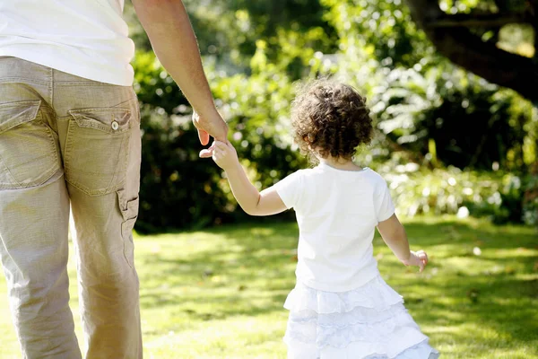 Πατέρας Και Κόρη Κρατιούνται Χέρι Χέρι Ενώ Περπατούν Στο Πάρκο — Φωτογραφία Αρχείου