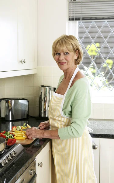 Mujer Mayor Cortando Verduras Cocina —  Fotos de Stock