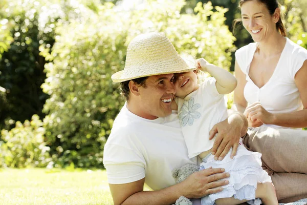 Par Leker Med Sin Lilla Dotter Parken — Stockfoto