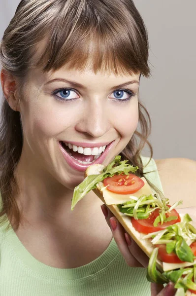 Retrato Uma Mulher Bonita Comendo Uma Salada — Fotografia de Stock