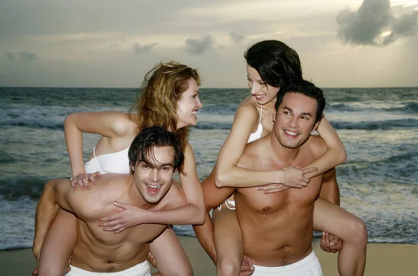 Homens Carregando Suas Namoradas Costas — Fotografia de Stock