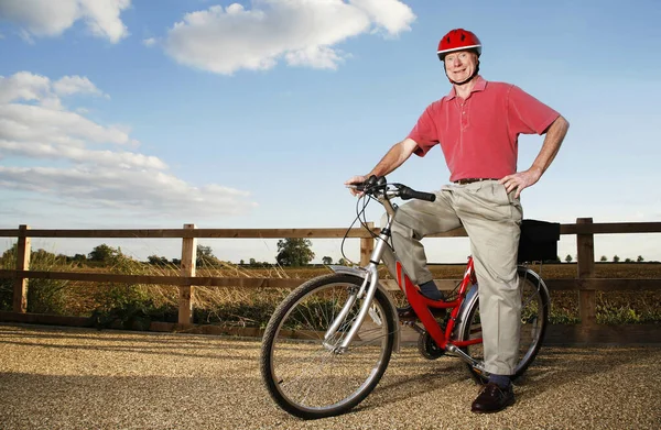 Hombre Mayor Con Casco Seguridad Sentado Una Bicicleta — Foto de Stock