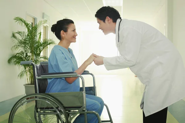 Kobieta Wózku Inwalidzkim Lekarz Trzymający Ręce — Zdjęcie stockowe