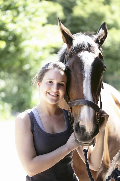 Vrouw Poseren Met Haar Paard — Stockfoto