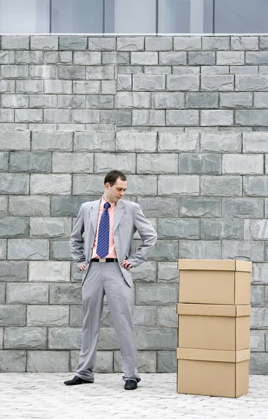 Empresário Olhando Para Uma Pilha Caixas — Fotografia de Stock