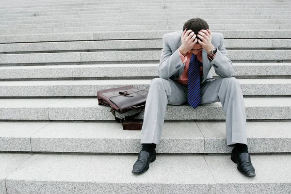 Deprimido Hombre Negocios Sentado Las Escaleras — Foto de Stock