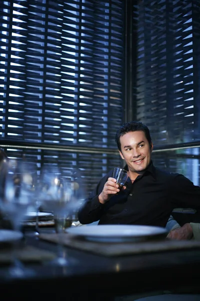 Homem Sorrindo Enquanto Segura Copo Vinho — Fotografia de Stock