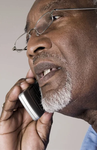 Κύριος Γυαλιά Μιλάει Στο Τηλέφωνο — Φωτογραφία Αρχείου