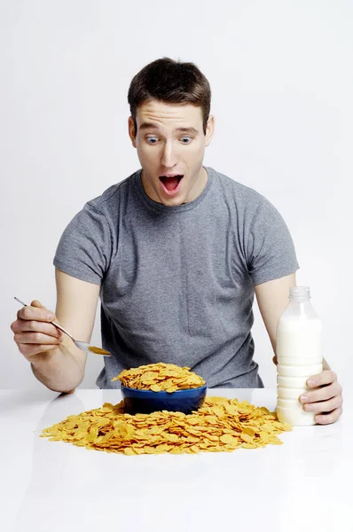 Hombre Mirando Cereal Desbordado Incredulidad — Foto de Stock