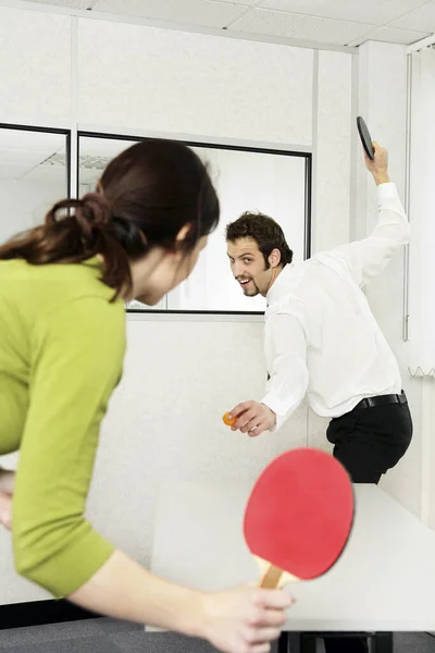 Affärsman Och Affärskvinna Spelar Bordtennis — Stockfoto