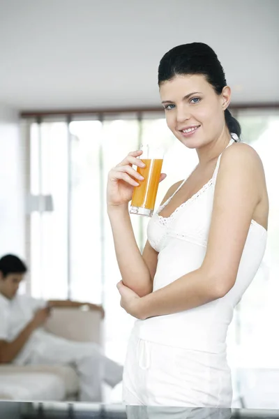 Mujer Sosteniendo Vaso Jugo Naranja Mientras Sonríe Cámara — Foto de Stock